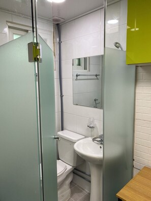 Basic Single Room | Bathroom | Towels, shampoo, toilet paper - Upper Villagio Mainoneroomtel (Namdong-gu)