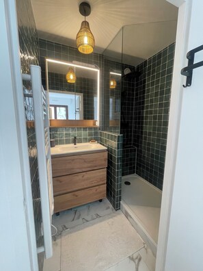 Bathroom - Vrbo Property (Paris)