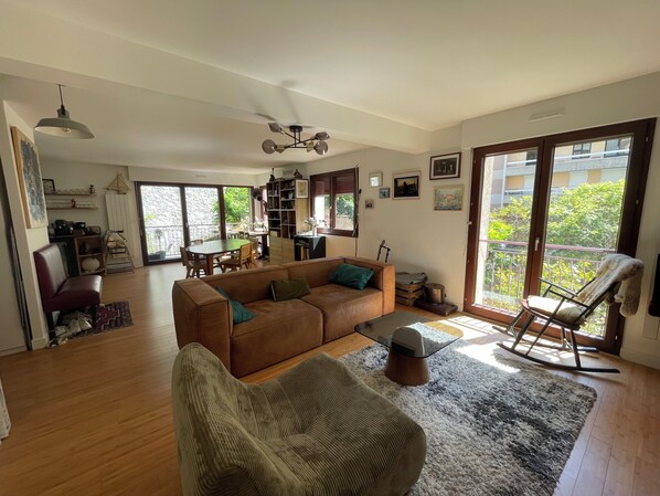 Living area - Vrbo Property (Paris)