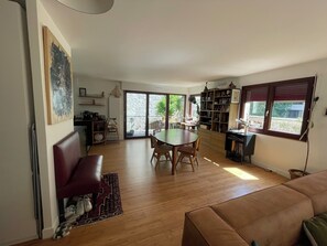 Living area - Vrbo Property (Paris)