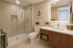 Standardzimmer | Badezimmer | Kostenlose Toilettenartikel, Haartrockner, Handtücher, Seife