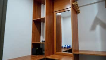 Un armario de madera con varios compartimentos y una barra para colgar.