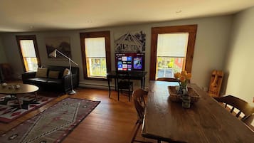 Basic Apartment, 2 Bedrooms, Balcony | Dining