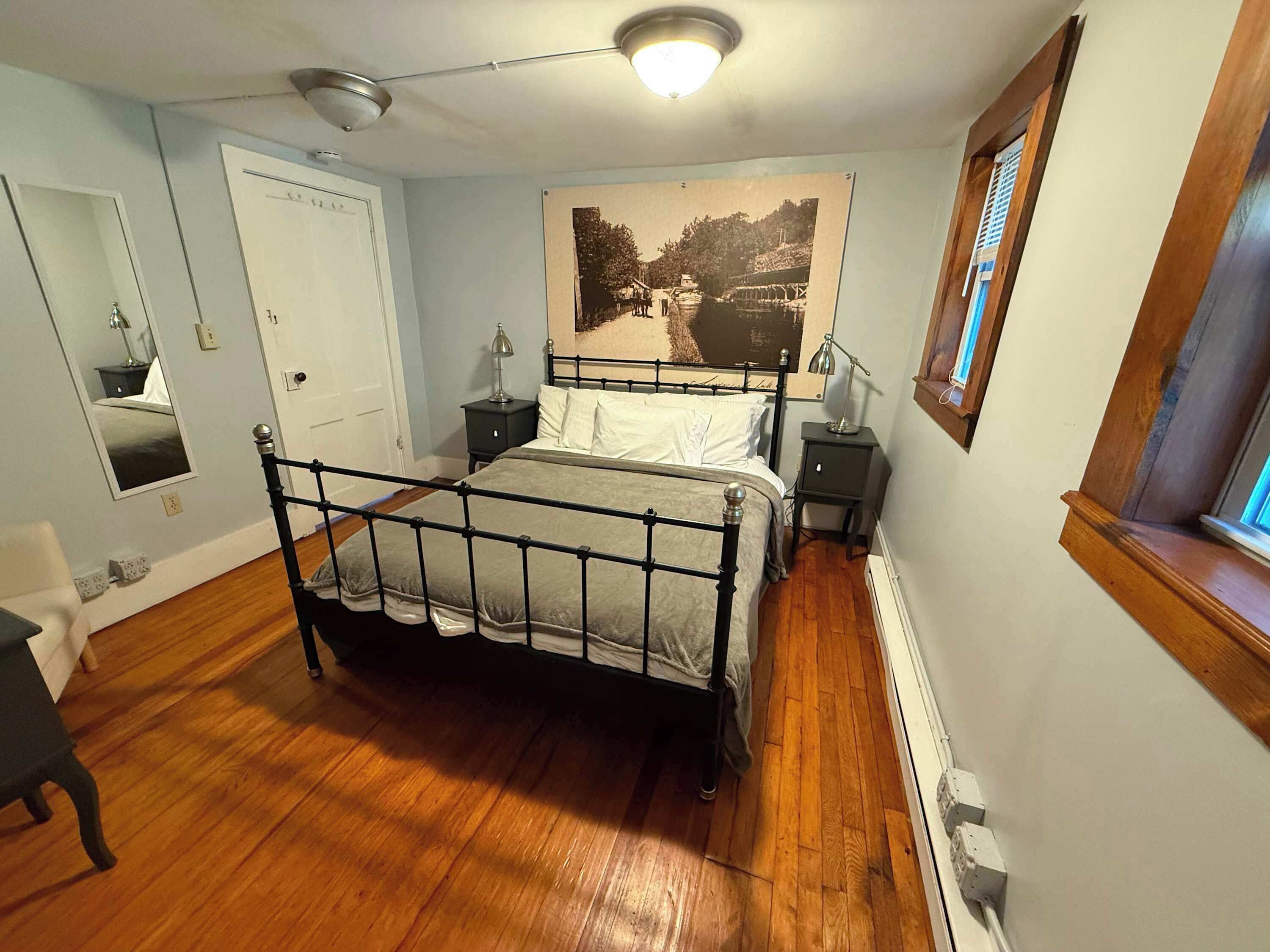 Apartamento básico, 2 quartos, sacada | Ferros/tábuas de passar roupa, Wi-Fi de cortesia