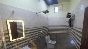 Une salle de bain avec un lavabo, des toilettes et un miroir.