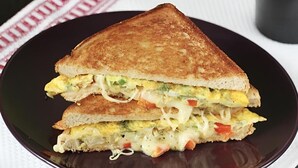 Un sandwich dans une assiette.