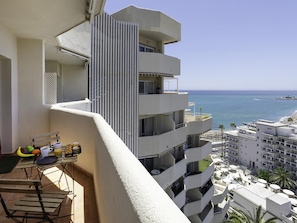 Ein Balkon mit Frühstücksangebot und Blick auf den Ozean, mit dem Hotel 'Hotel Las Artes'.