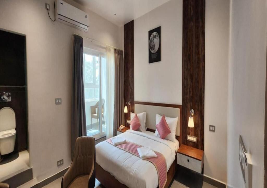 Habitación básica doble, balcón, vista a la ciudad | Wifi gratis 