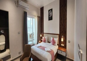 Habitación básica doble, balcón, vista a la ciudad | Wifi gratis 