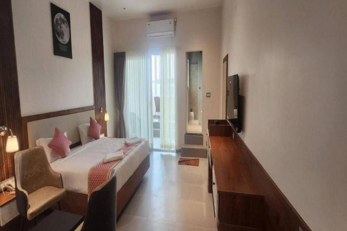 Deluxe Double Room, Balcony, City View | Laptop workspace, iron/ironing board (on request), free WiFi