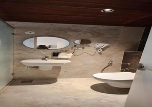 Habitación familiar, balcón, vista a la ciudad | Baño | Jabón 