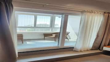 Basic Double Room, Balcony, City View | Interior