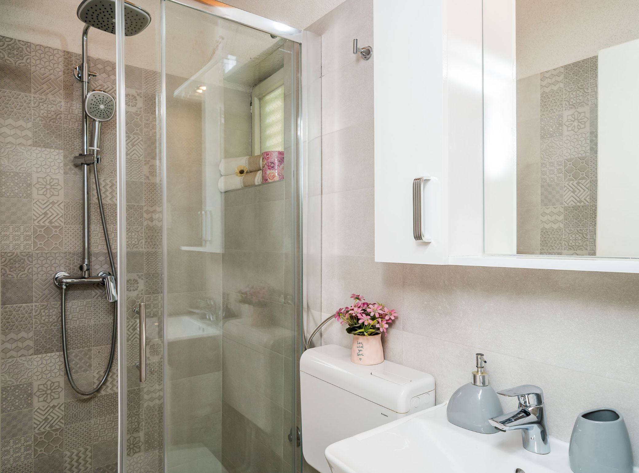 Apartment (One Bedroom Apartment with Terrace) | Badezimmer | Badewanne, Handtücher