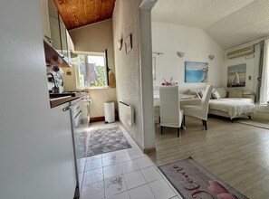 Căn hộ (One Bedroom Apartment with Terrace) | Phòng ăn