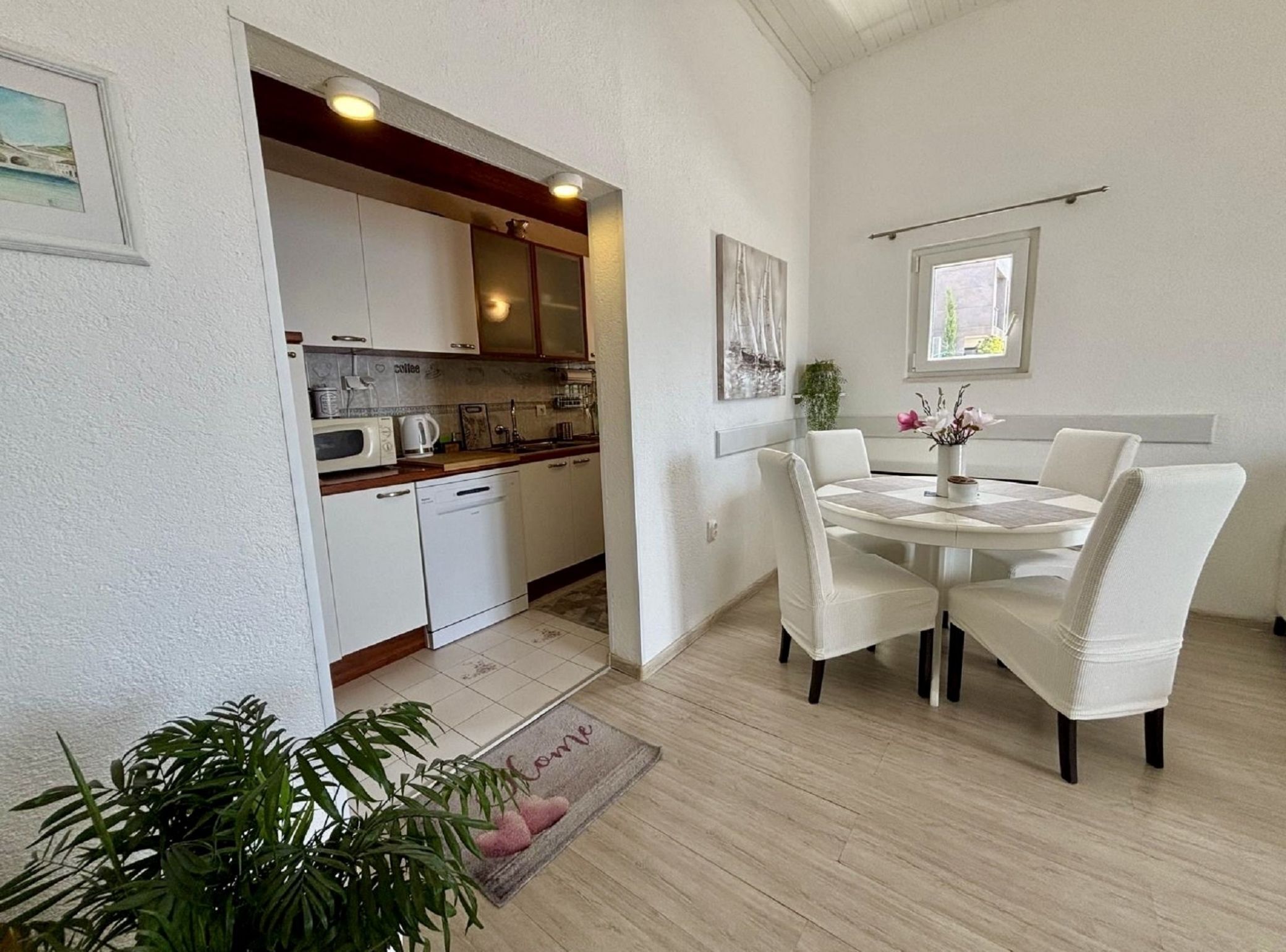 아파트 (One Bedroom Apartment with Terrace) | 다이닝룸