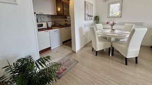 Căn hộ (One Bedroom Apartment with Terrace) | Phòng ăn