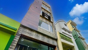 Un edificio de varios pisos con un llamativo letrero que dice 'Collection' en la fachada.