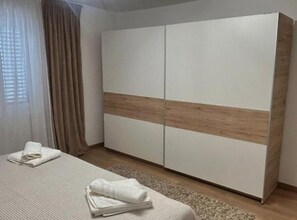 Ferienhaus (Two Bedroom Holiday Home with Hot-Tub) | 2 Schlafzimmer, Babybetten