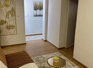 Ferienhaus (Two Bedroom Holiday Home with Hot-Tub) | Wohnzimmer | 32-Zoll-Flachbildfernseher mit Digitalempfang