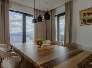 Lejlighed (Apartment With Access To The Garden () | Spisestue