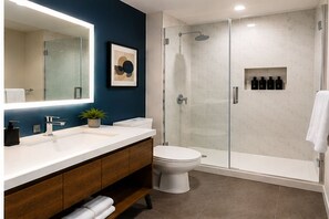 Standardzimmer | Badezimmer | Kostenlose Toilettenartikel, Haartrockner, Handtücher, Seife