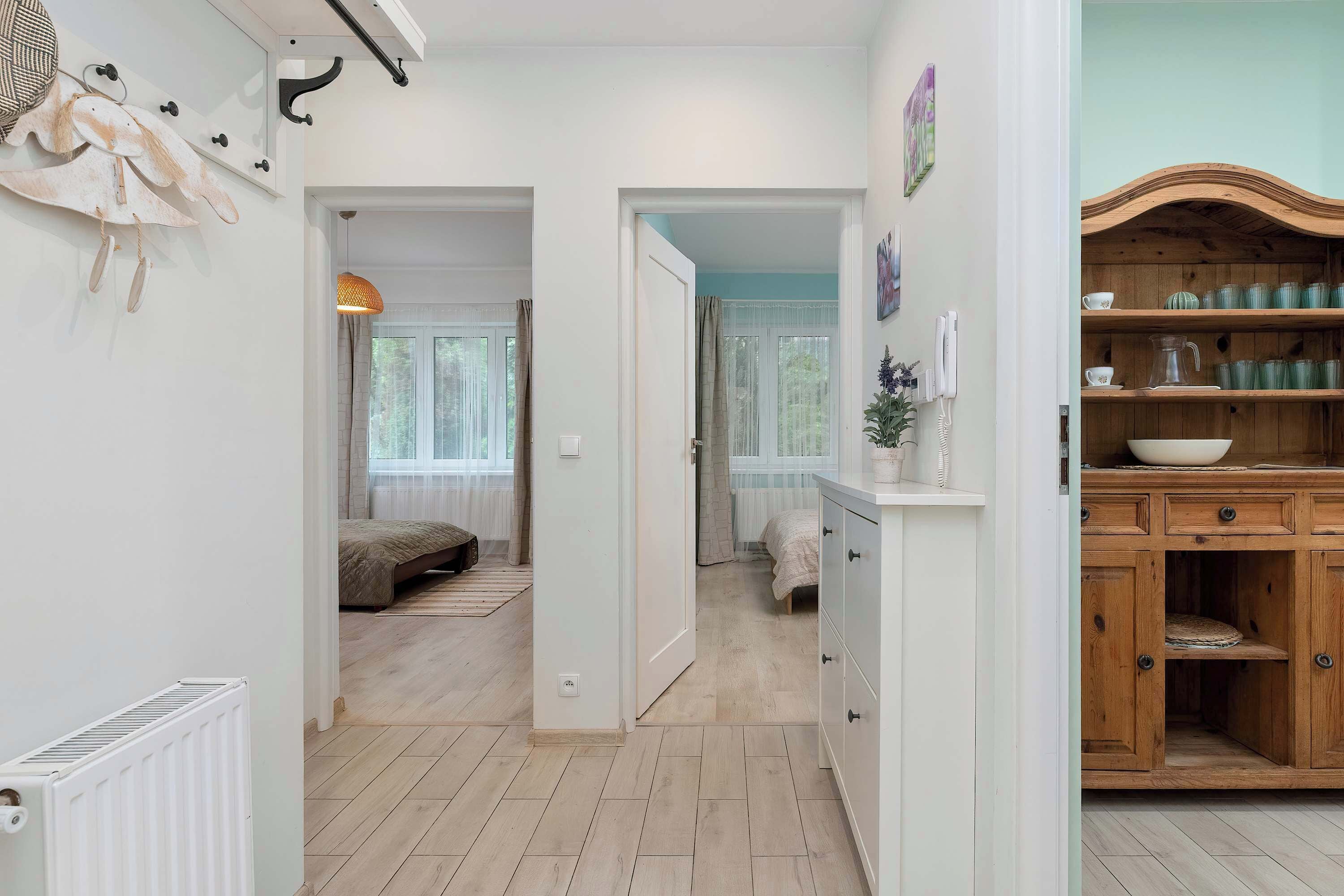 4 bedrooms, desk, iron/ironing board, travel crib