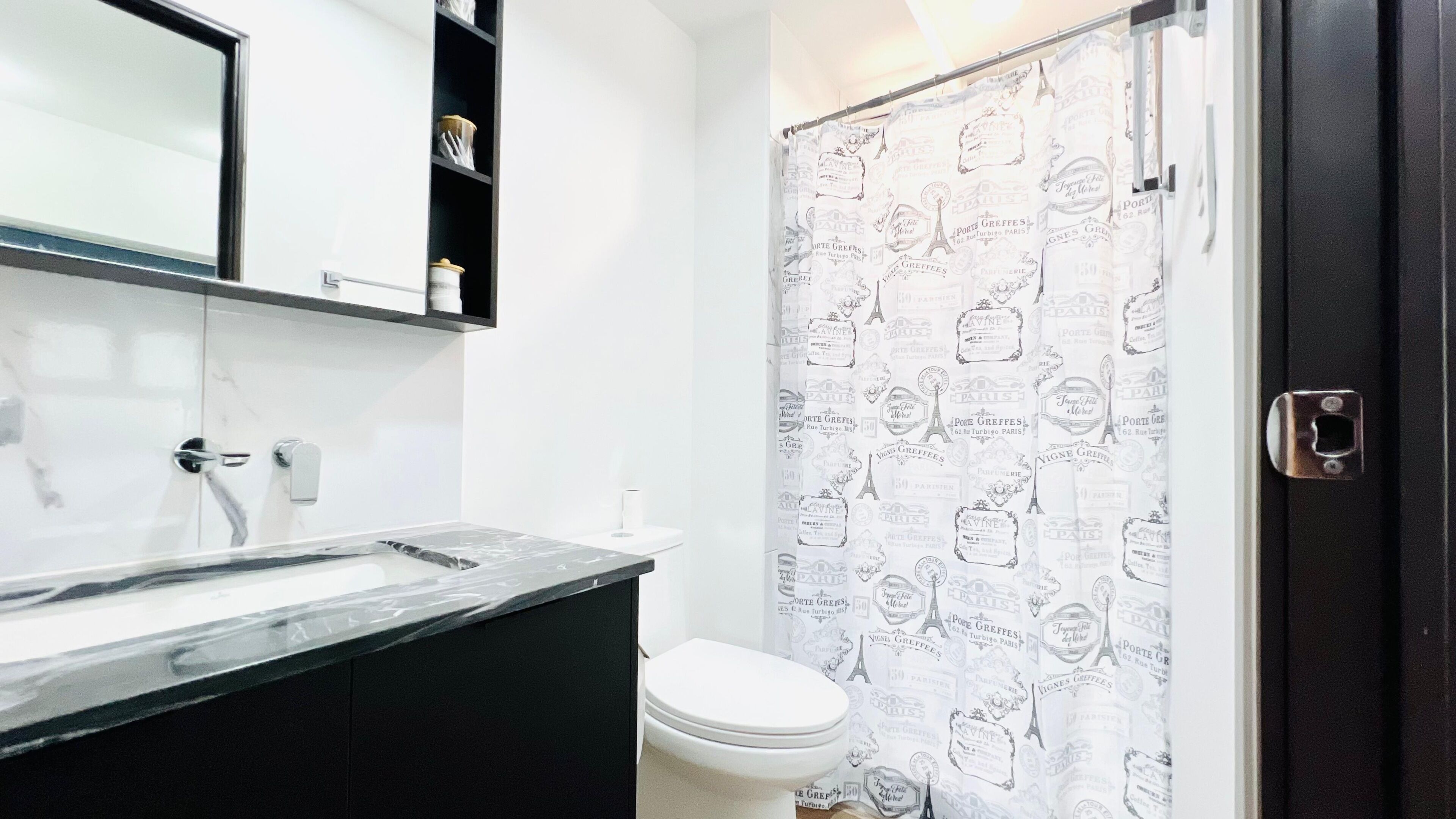 Een haardroger, handdoeken, zeep, toiletpapier