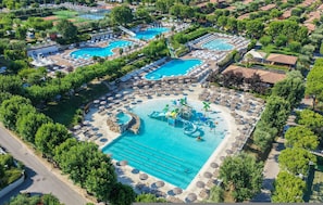 An aerial view of a resort with multiple swimming pools, sun loungers, and a water park. - Piani Di Clodia 2 p4p Clim (Lazise)