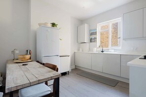 Coffee/tea maker, fridge, microwave, oven - Sunny 3BDR Family Home in Clapham (Greater London)