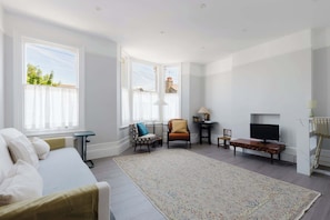 Living area - Sunny 3BDR Family Home in Clapham (Greater London)