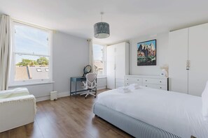 Iron/ironing board, Internet, bed sheets - Sunny 3BDR Family Home in Clapham (Greater London)
