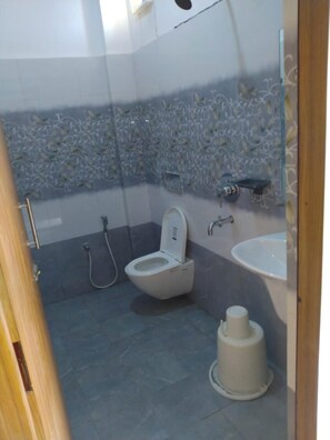 Shower, free toiletries, towels - Hotel Baikuntha International Puri (Puri)
