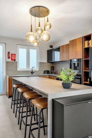 Wasserkocher mit Kaffee-/Teezubehör, Kühlschrank, Mikrowelle, Ofen