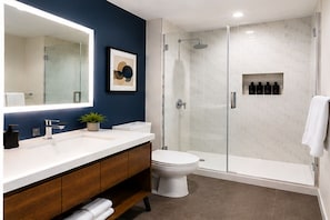 Standardzimmer | Badezimmer | Kostenlose Toilettenartikel, Haartrockner, Handtücher, Seife