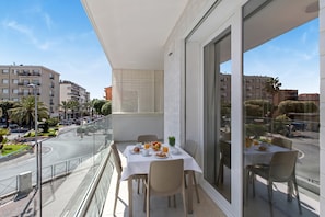 Familienapartment, 2 Schlafzimmer, Balkon, Meerseite (Nua Boutique Apartaments 13) | Speisen im Freien