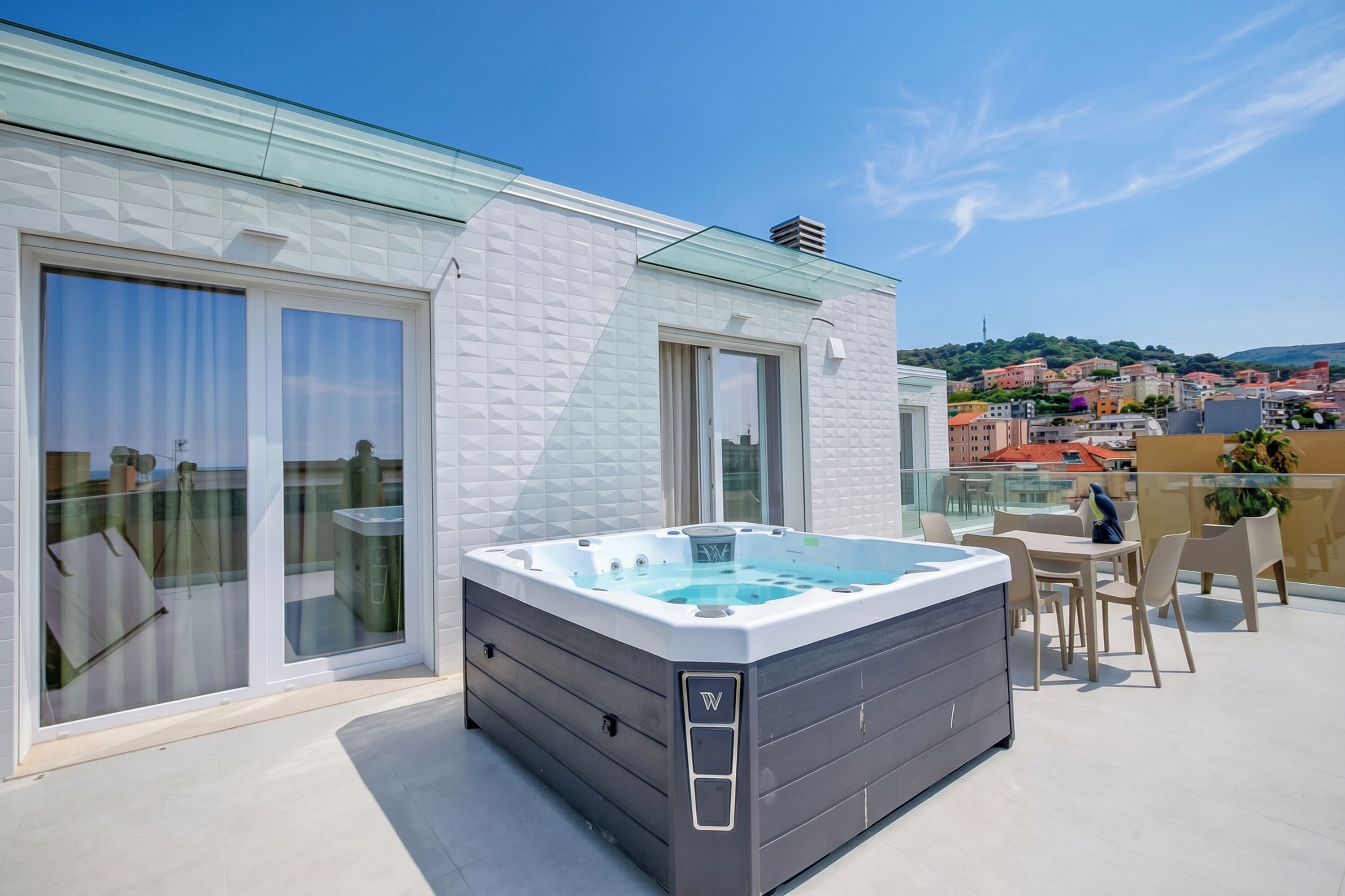 Un jacuzzi en un balcón con vistas a la ciudad.