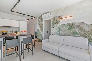 Attico familiare, 2 camere da letto, balcone, fronte mare (Nua Boutique Apartaments Penthouse 1) | Area soggiorno
