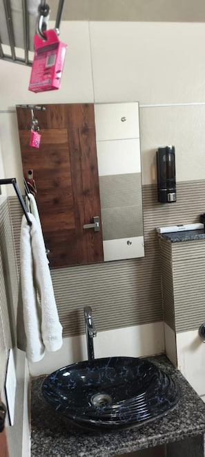 Shower, free toiletries, towels - C T Heights Inn Bharatpur (Bharatpur)