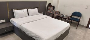 Desk, free WiFi - C T Heights Inn Bharatpur (Bharatpur)