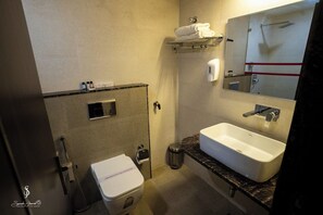 Superior-sviitti, kaupunkinäköala | Kylpyhuone | Suihku, ilmaiset hygieniatuotteet, hiustenkuivaaja, tohvelit