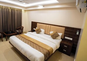 客房內保險箱、書桌、筆電工作空間、隔音