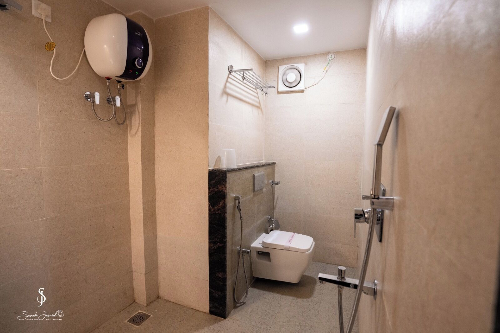 Shower, rainfall showerhead, free toiletries, hair dryer