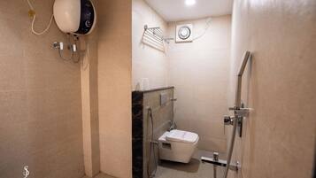 Shower, rainfall showerhead, free toiletries, hair dryer