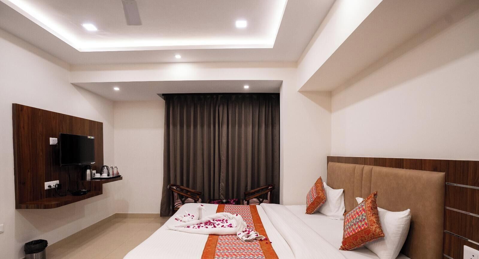 Egyptian cotton sheets, premium bedding, down duvets, in-room safe