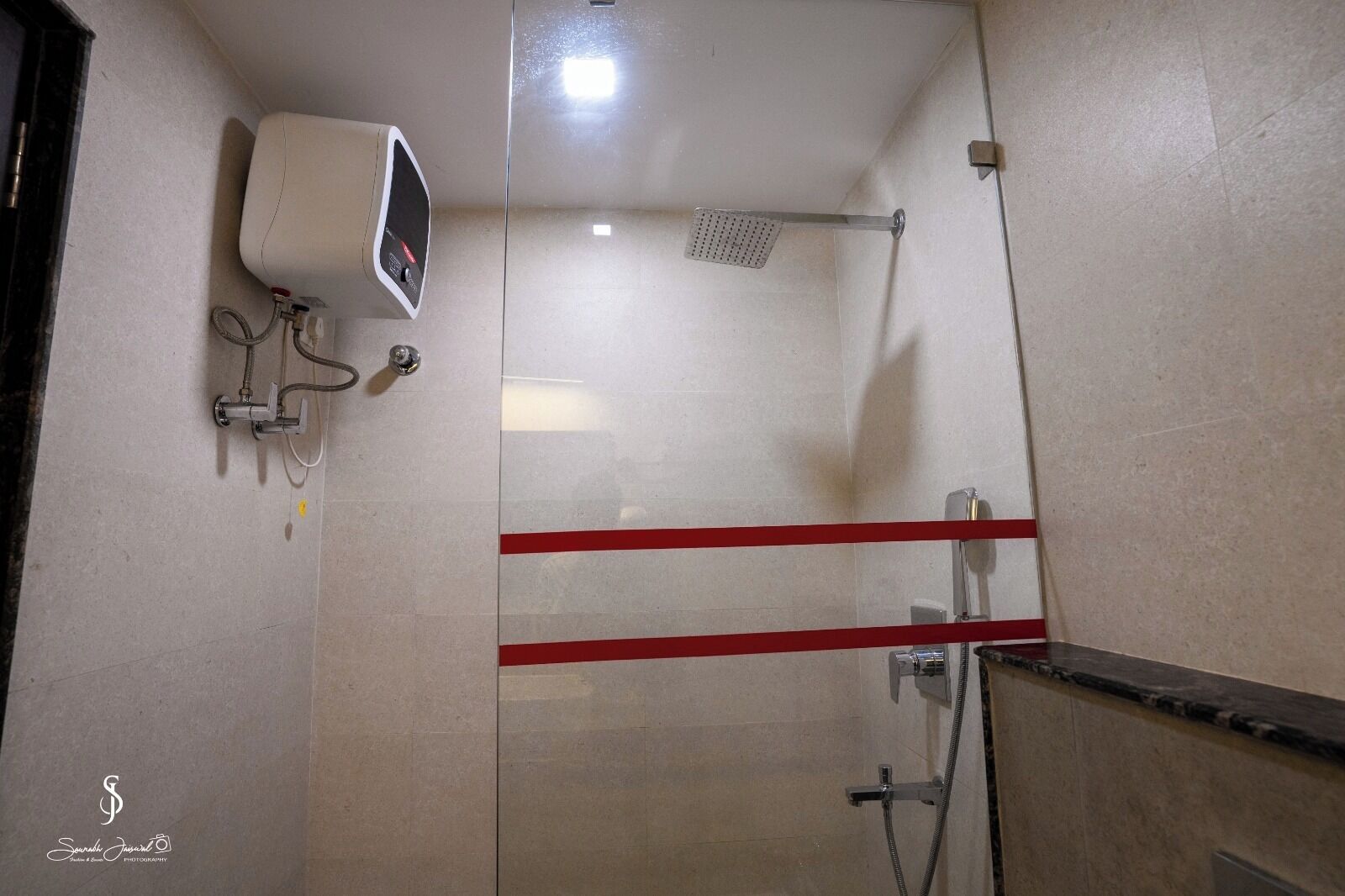 Shower, rainfall showerhead, free toiletries, hair dryer