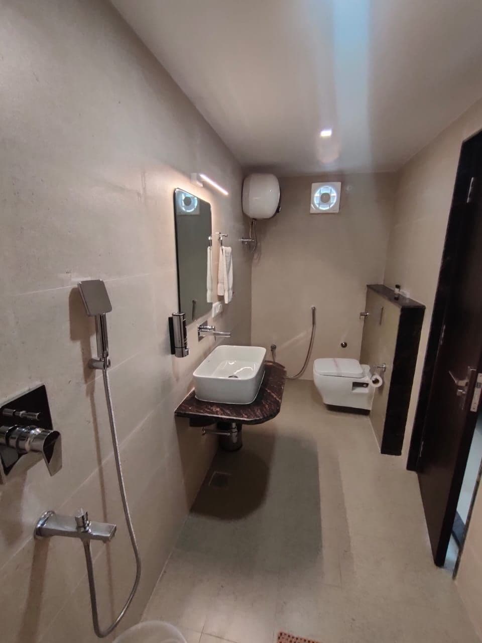 Un baño pequeño con lavabo, inodoro y ducha.