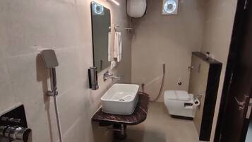 Un baño pequeño con lavabo, inodoro y ducha.