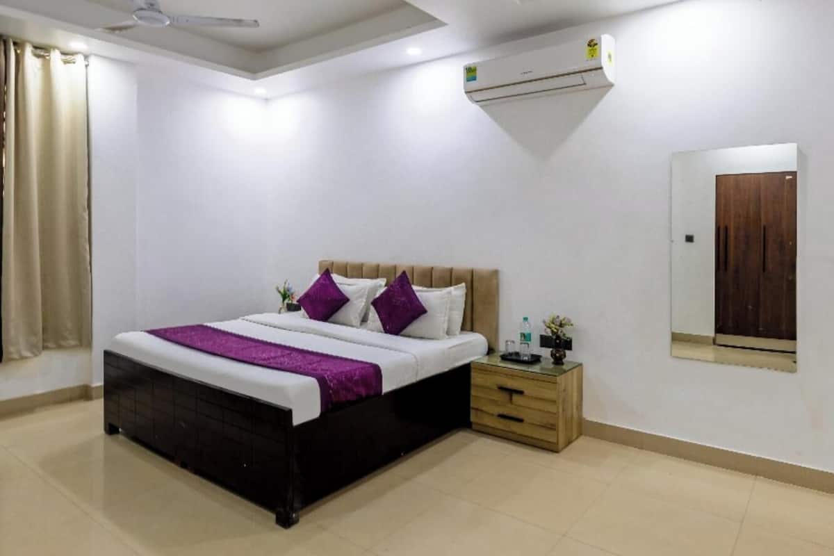 Deluxe Double Room, City View | Desk, free WiFi