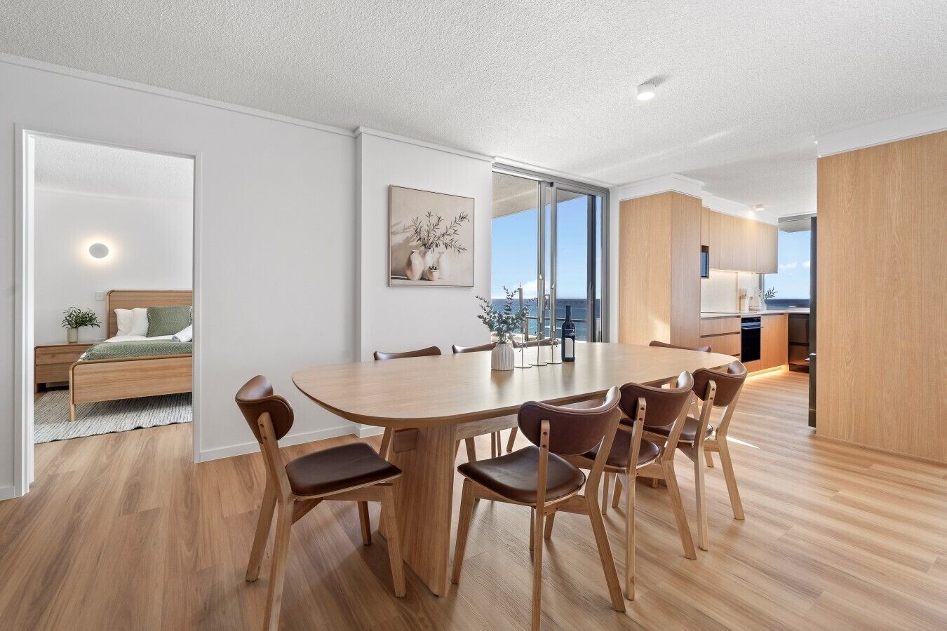 Een modern interieur met een eethoek, keuken en slaapkamer.