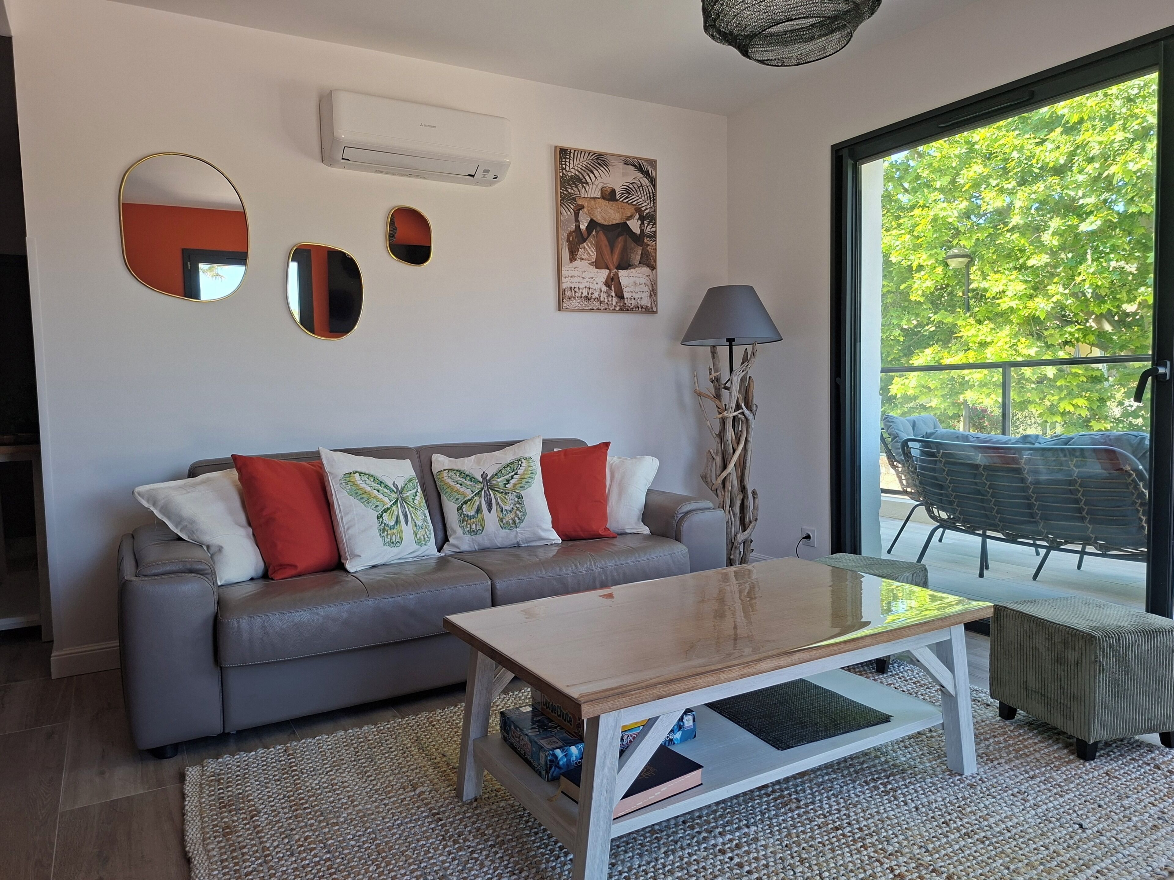 3-room Apartment With A View Of The Citadel, A Terrace, And A Free Garage, Just 500 Meters From The Sea! - カルビ